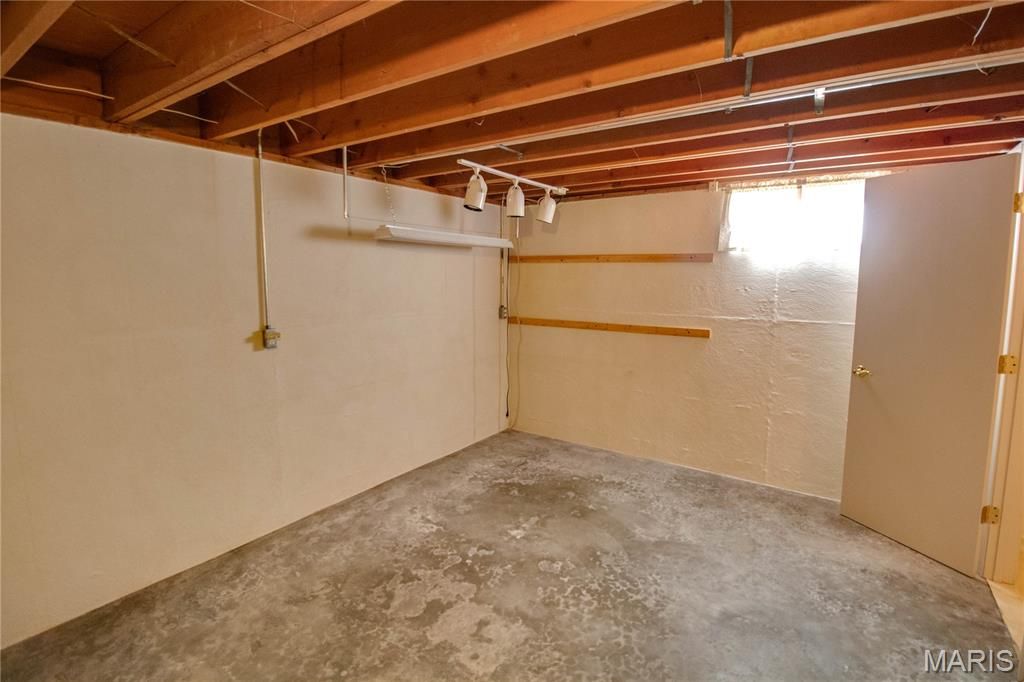 Image 34 of property listing at 713 Ramona Place, Godfrey, IL 62035