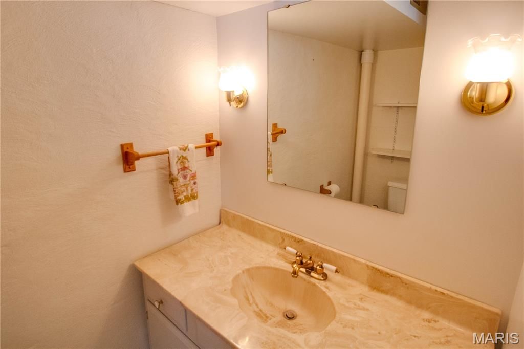 Image 36 of property listing at 713 Ramona Place, Godfrey, IL 62035