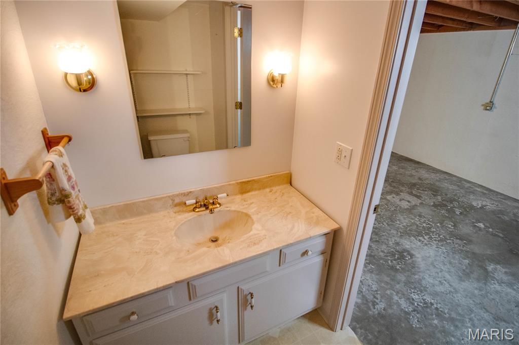 Image 37 of property listing at 713 Ramona Place, Godfrey, IL 62035