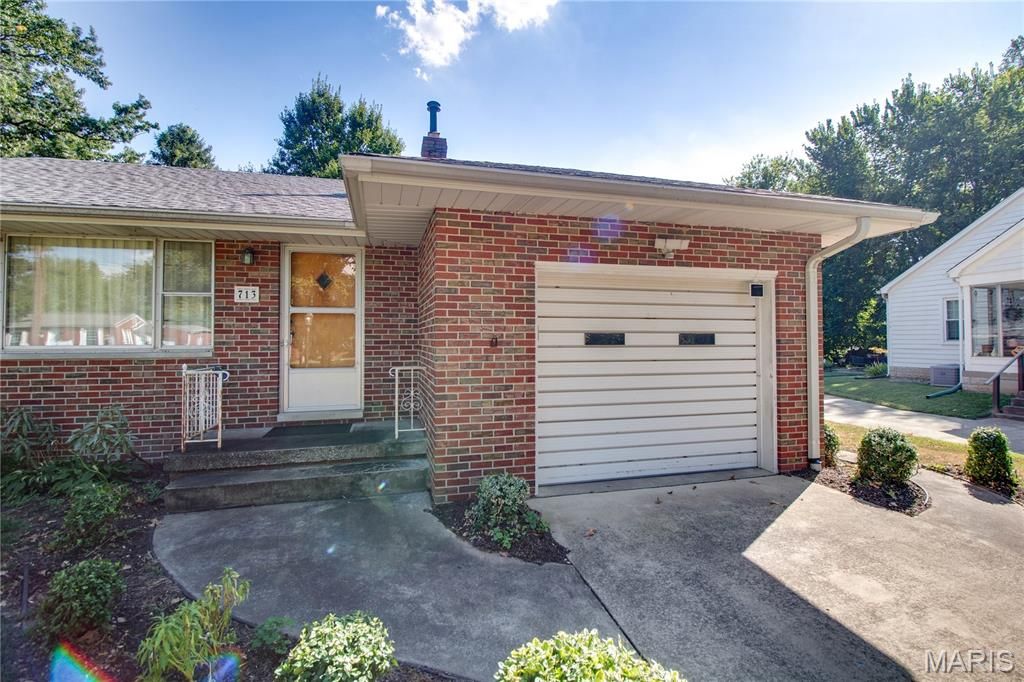 Image 5 of property listing at 713 Ramona Place, Godfrey, IL 62035