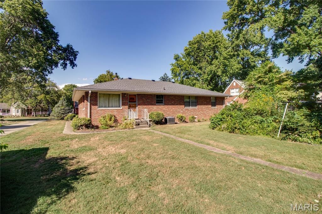 Image 42 of property listing at 713 Ramona Place, Godfrey, IL 62035