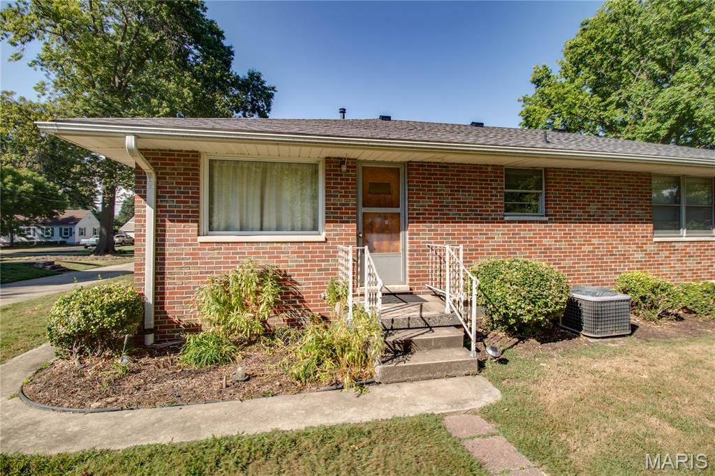 Image 45 of property listing at 713 Ramona Place, Godfrey, IL 62035