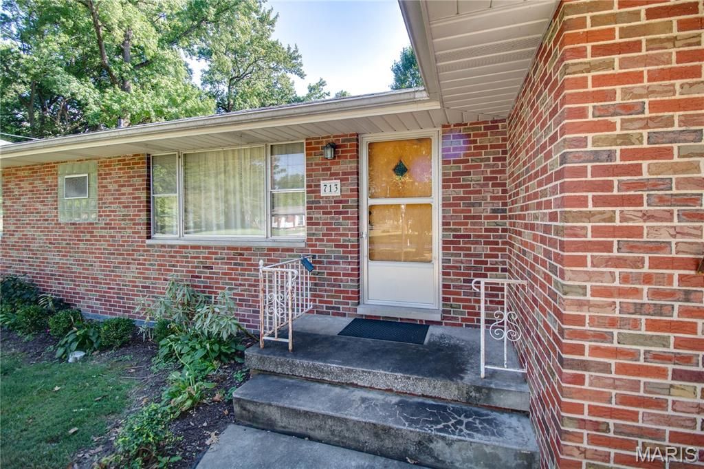 Image 6 of property listing at 713 Ramona Place, Godfrey, IL 62035
