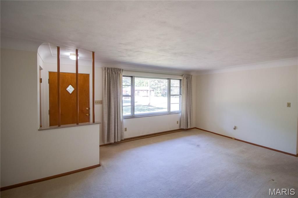 Image 8 of property listing at 713 Ramona Place, Godfrey, IL 62035