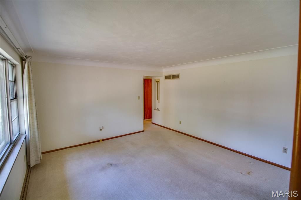 Image 9 of property listing at 713 Ramona Place, Godfrey, IL 62035