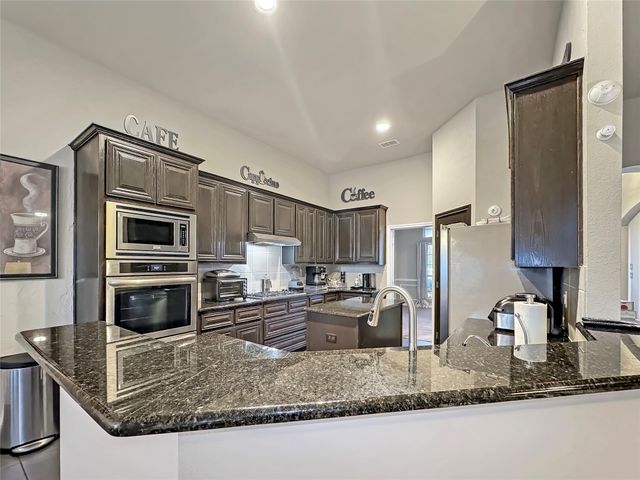 904 Regal Bluff Lane, Desoto, TX 75115