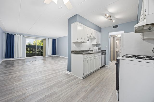 220 S ROSELLE Road 103, Schaumburg, IL 60193