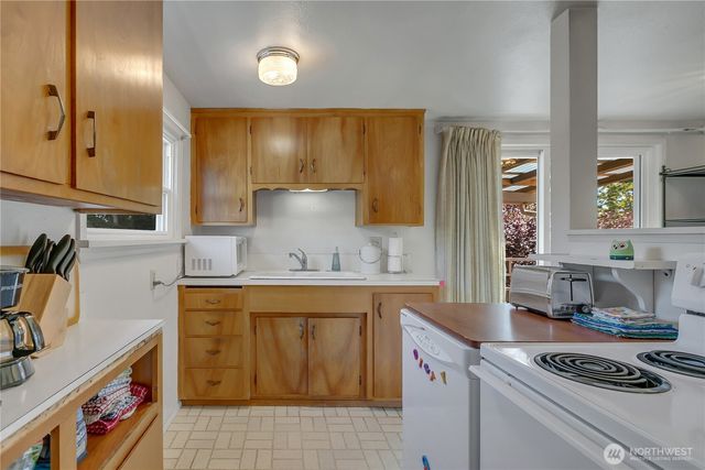 21325 6th Avenue S, Des Moines, WA 98198