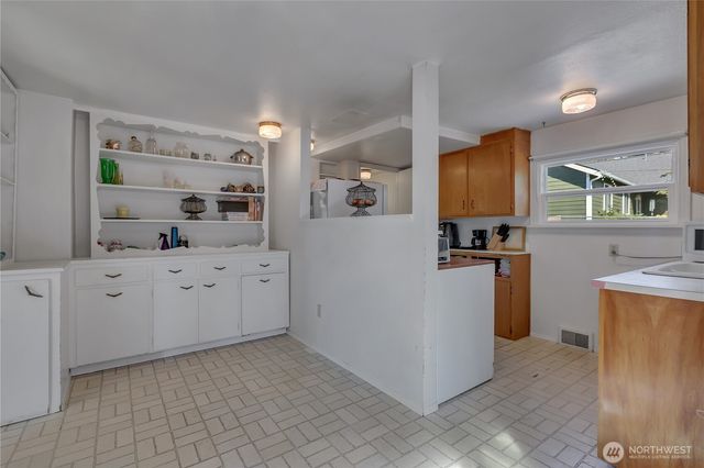 21325 6th Avenue S, Des Moines, WA 98198