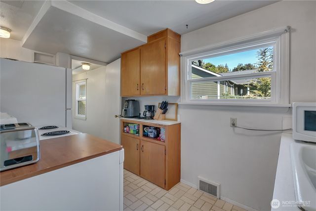 21325 6th Avenue S, Des Moines, WA 98198