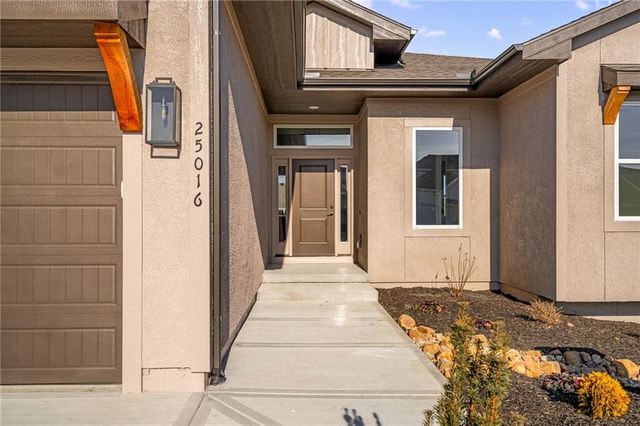 8996 Shady Bend Road, Lenexa, KS 66227