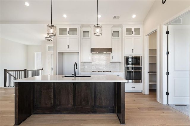 8996 Shady Bend Road, Lenexa, KS 66227