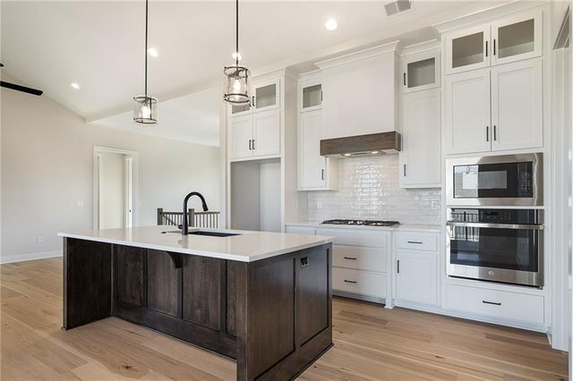 8996 Shady Bend Road, Lenexa, KS 66227