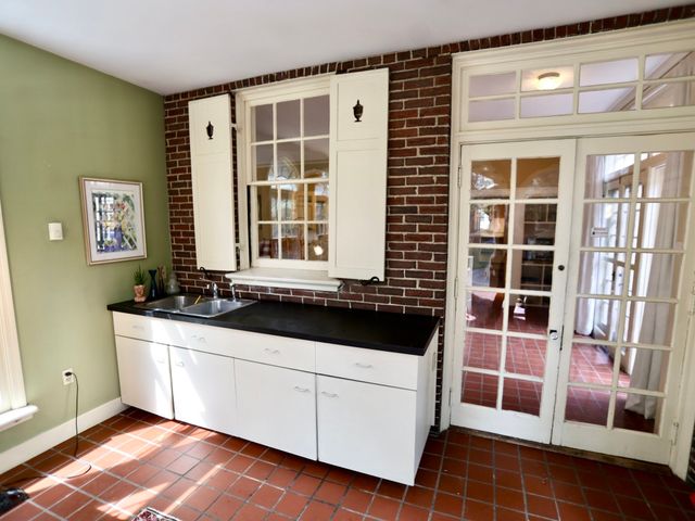 112 Russell St, Worcester, MA 01609