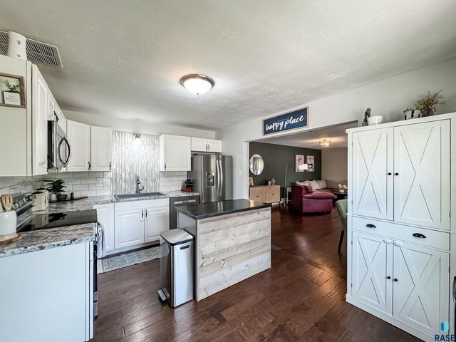 3205 E 18th St Street, Sioux Falls, SD 57103