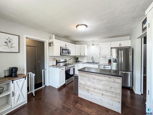 3205 E 18th St Street, Sioux Falls, SD 57103