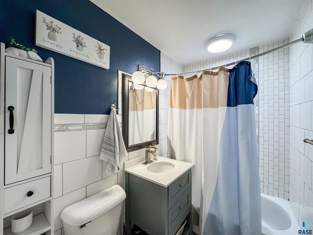 3205 E 18th St Street, Sioux Falls, SD 57103