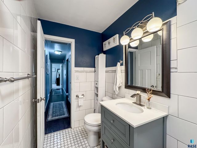 3205 E 18th St Street, Sioux Falls, SD 57103