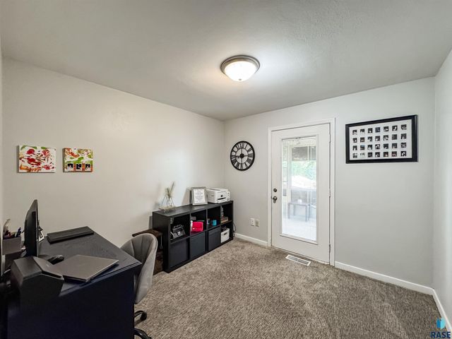 3205 E 18th St Street, Sioux Falls, SD 57103