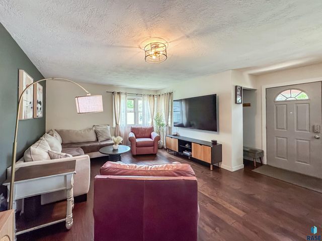 3205 E 18th St Street, Sioux Falls, SD 57103