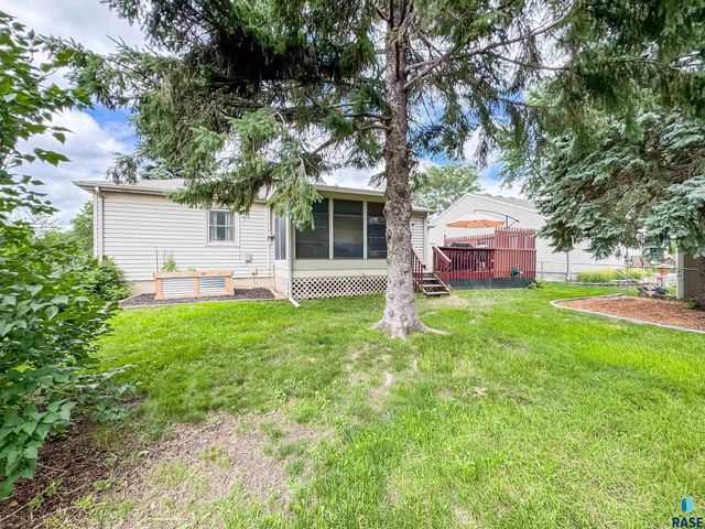 3205 E 18th St Street, Sioux Falls, SD 57103