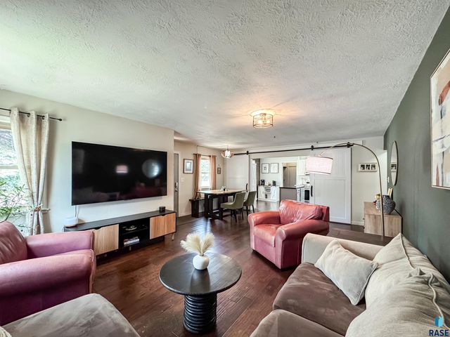 3205 E 18th St Street, Sioux Falls, SD 57103