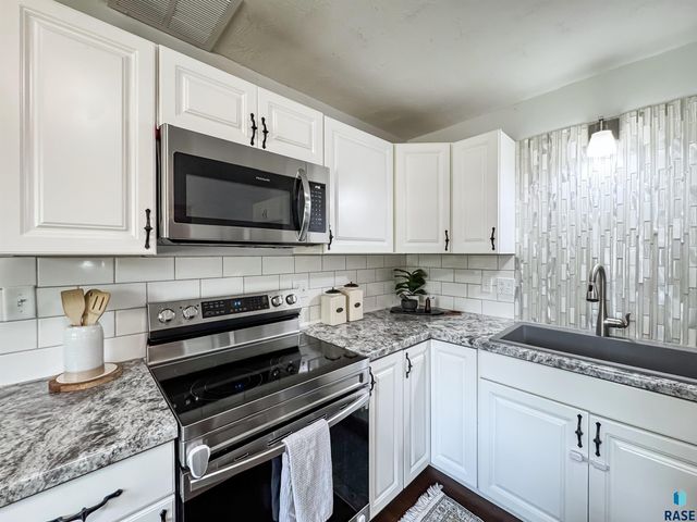 3205 E 18th St Street, Sioux Falls, SD 57103