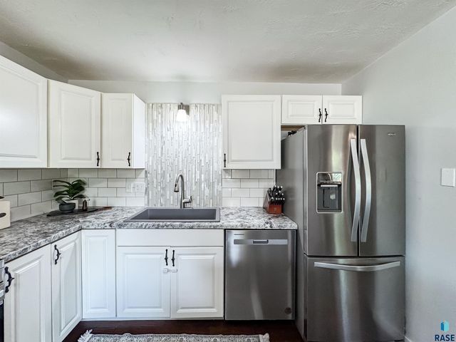 3205 E 18th St Street, Sioux Falls, SD 57103