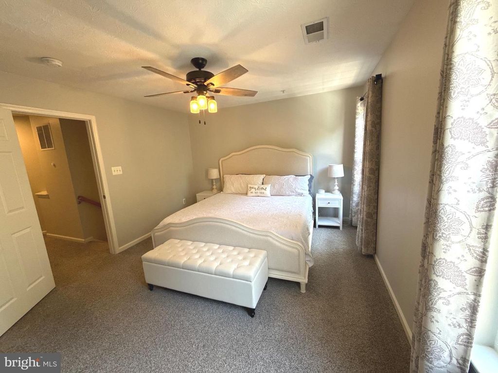 Image 10 of property listing at 7226 MOCKINGBIRD CIR, Glen Burnie, MD 21060