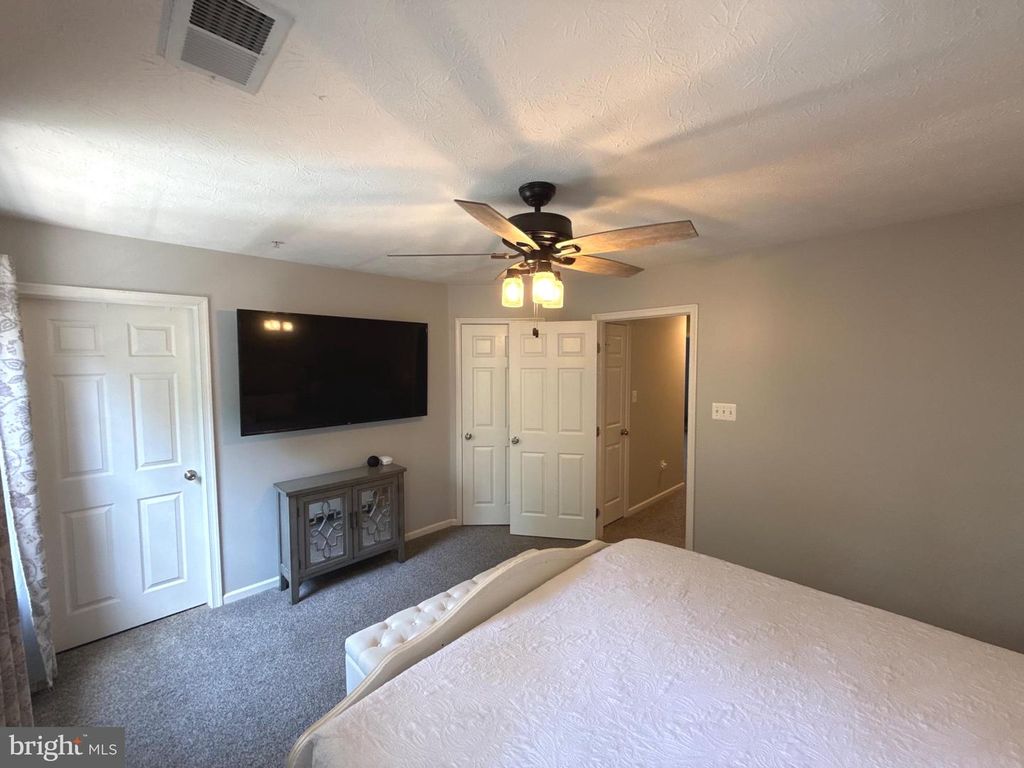 Image 11 of property listing at 7226 MOCKINGBIRD CIR, Glen Burnie, MD 21060