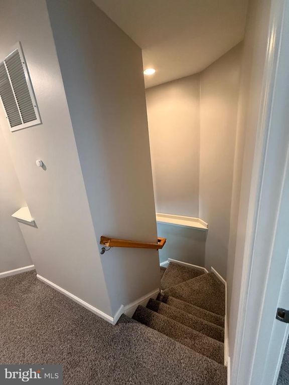 Image 17 of property listing at 7226 MOCKINGBIRD CIR, Glen Burnie, MD 21060