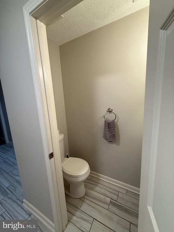 Image 19 of property listing at 7226 MOCKINGBIRD CIR, Glen Burnie, MD 21060