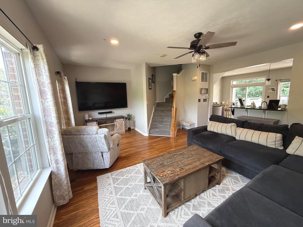 Image 4 of property listing at 7226 MOCKINGBIRD CIR, Glen Burnie, MD 21060
