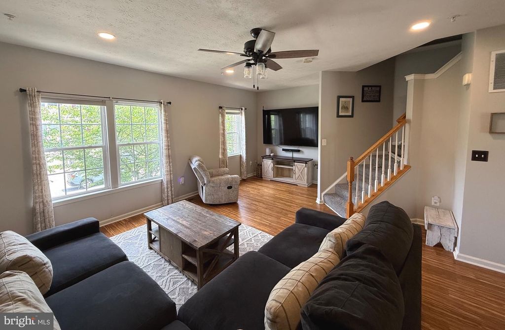 Image 5 of property listing at 7226 MOCKINGBIRD CIR, Glen Burnie, MD 21060