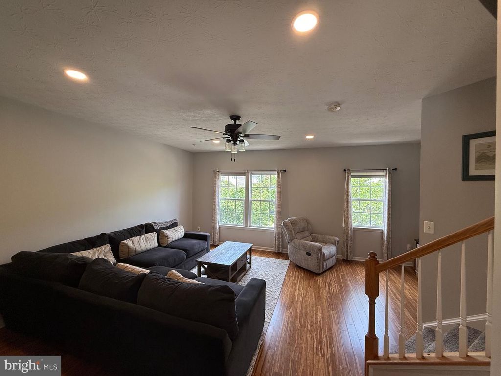 Image 6 of property listing at 7226 MOCKINGBIRD CIR, Glen Burnie, MD 21060