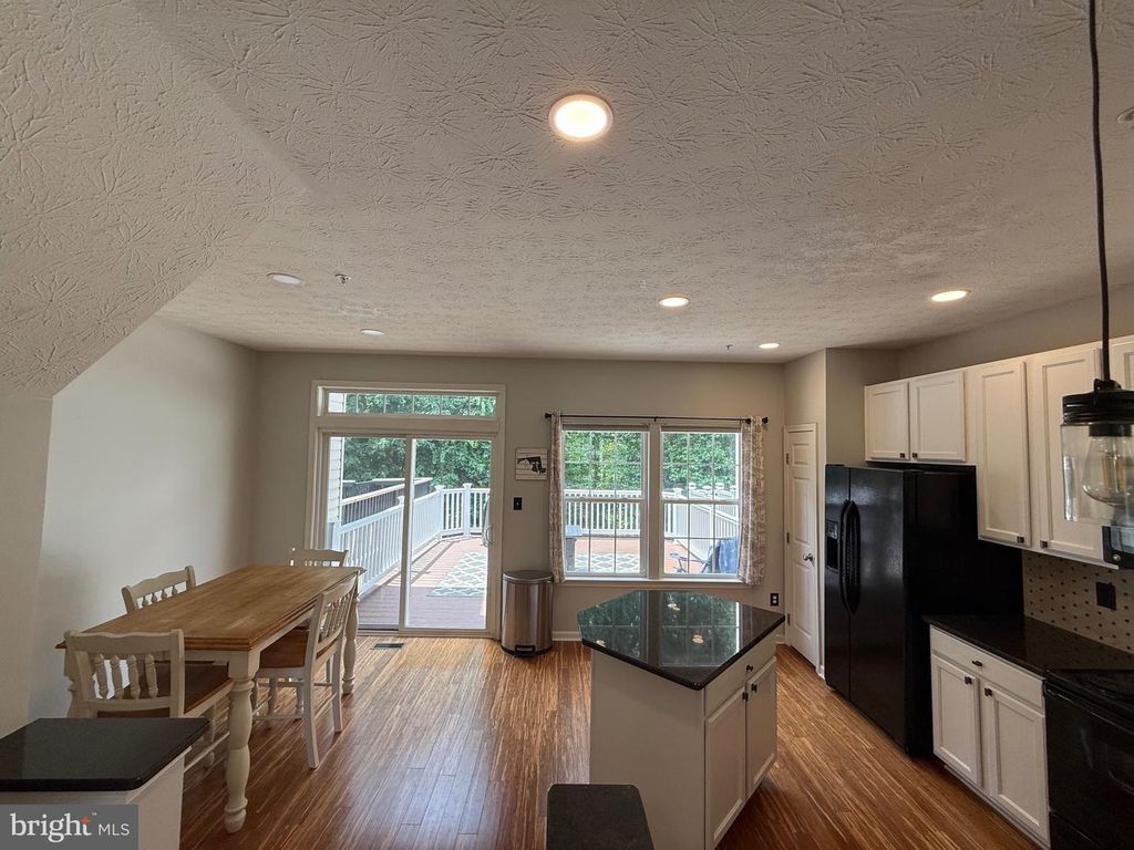 Image 7 of property listing at 7226 MOCKINGBIRD CIR, Glen Burnie, MD 21060