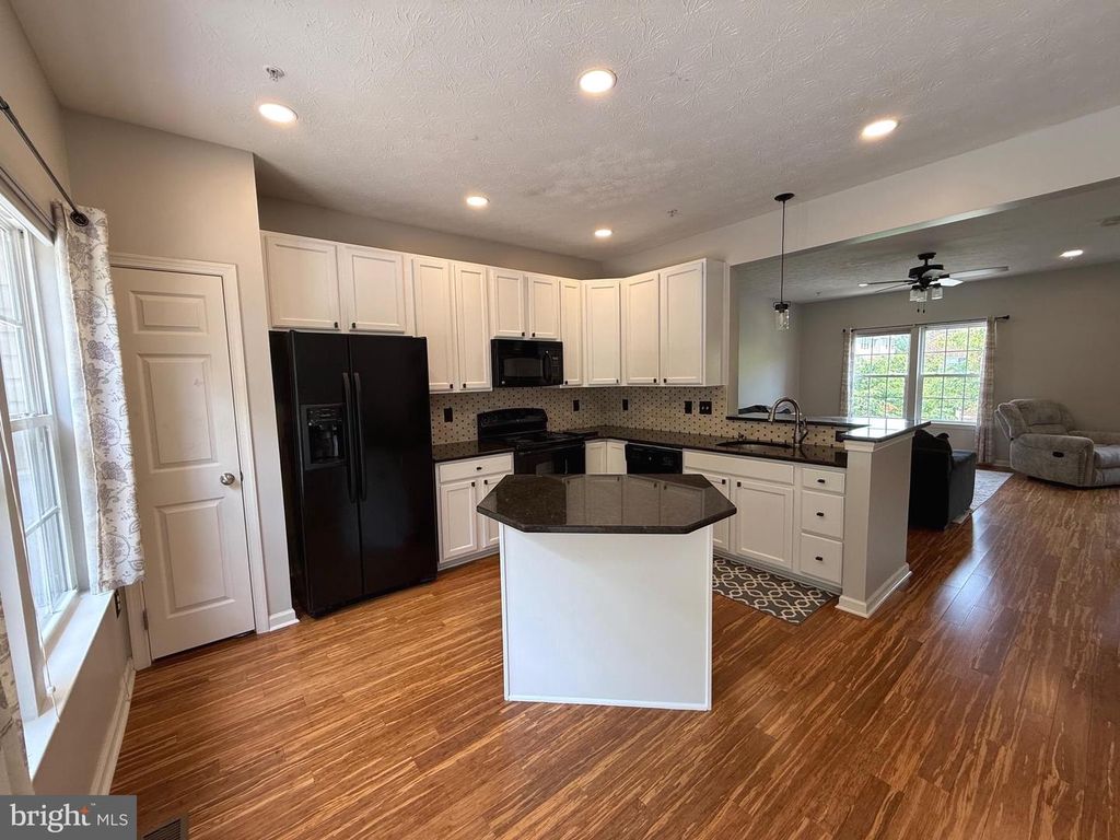 Image 8 of property listing at 7226 MOCKINGBIRD CIR, Glen Burnie, MD 21060