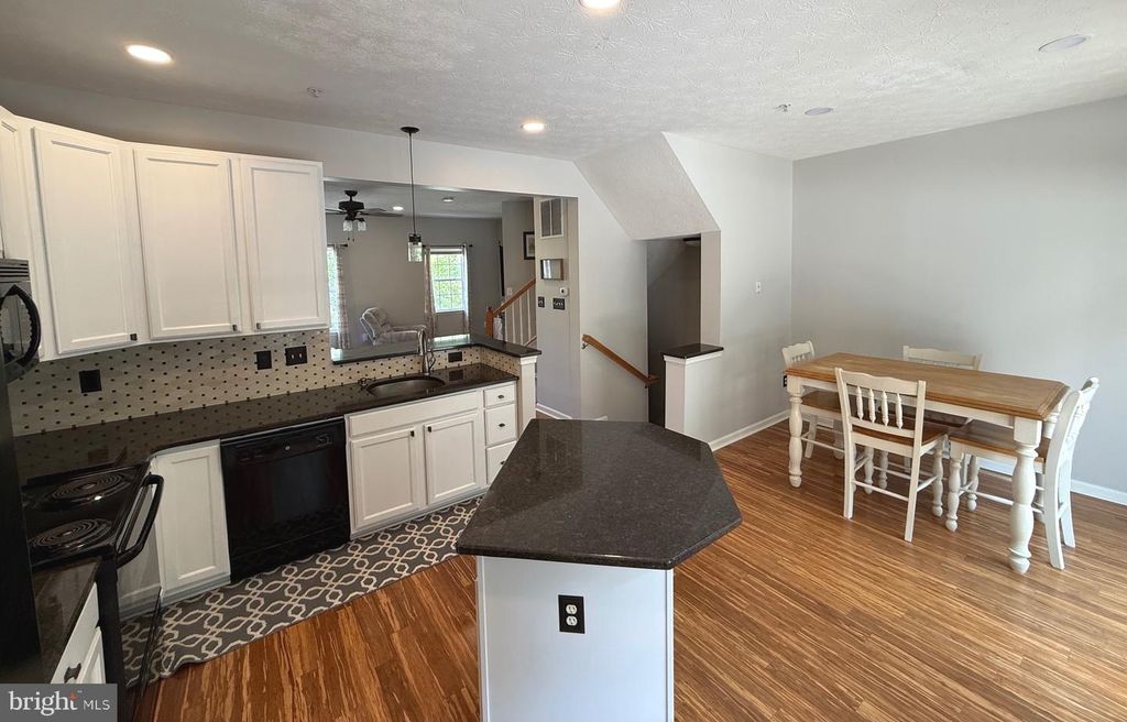 Image 9 of property listing at 7226 MOCKINGBIRD CIR, Glen Burnie, MD 21060