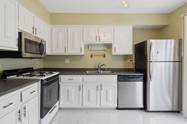 3062 KINGSTON Court, Streamwood, IL 60107