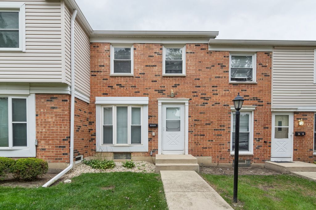 3062 KINGSTON Court, Streamwood, IL 60107
