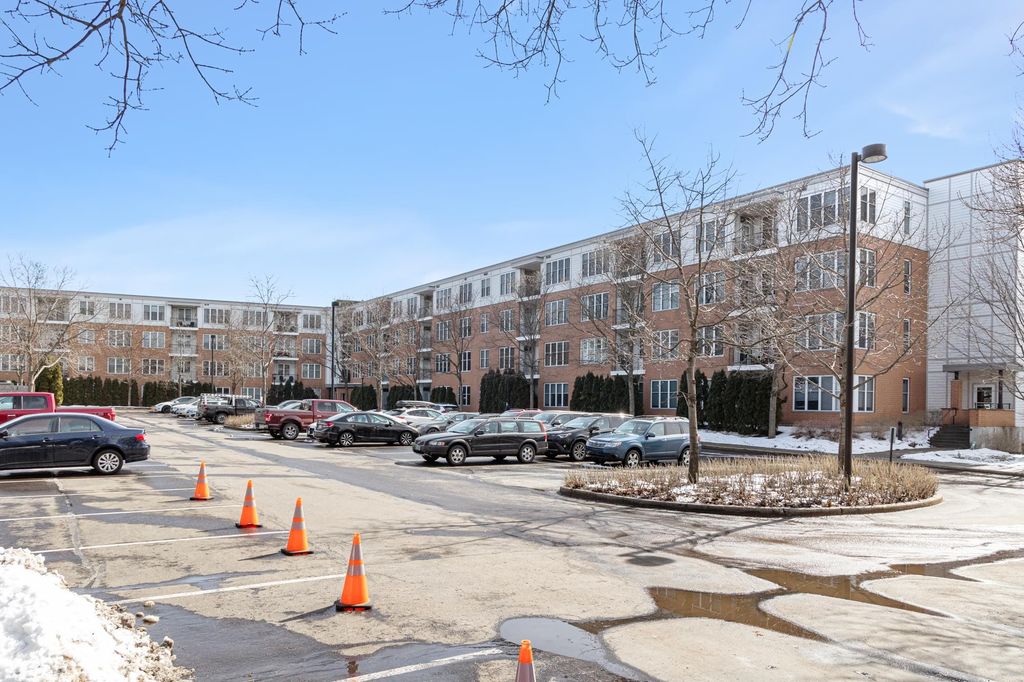Image 2 of property listing at 370 Farrell St Apt 325, South Burlington, VT 05403