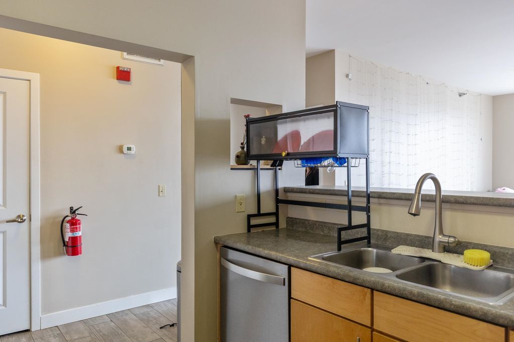 Image 14 of property listing at 370 Farrell St Apt 325, South Burlington, VT 05403