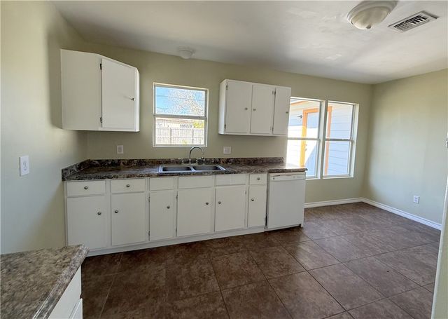 1702 E Fordyce Ave, Kingsville, TX 78363