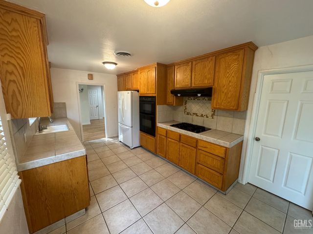 2100 Kent Drive, Bakersfield, CA 93306