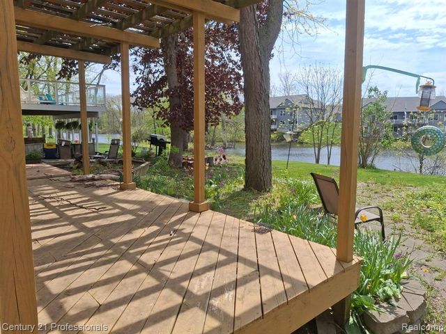 2513 Golden Shores Drive, Fenton, MI 48430