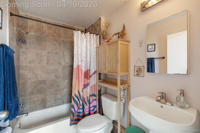 6533 E Jefferson 312, Detroit, MI 48207