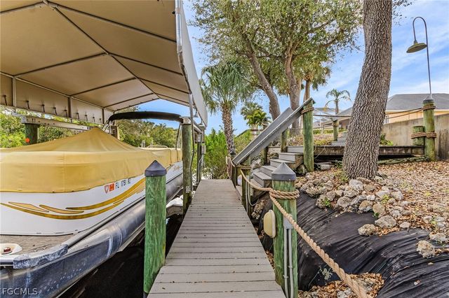 9262 Palm Island CIR, North Fort Myers, FL 33903