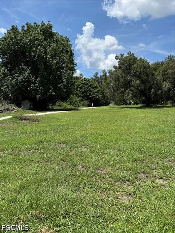 1325 Laurel DR, North Fort Myers, FL 33917