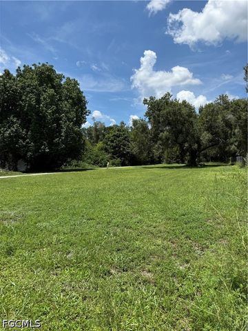 1325 Laurel DR, North Fort Myers, FL 33917