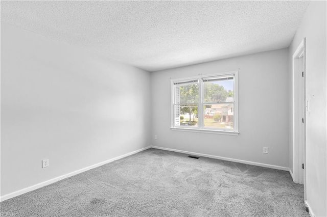 25 Hollis Wood DR, Hampton, VA 23666